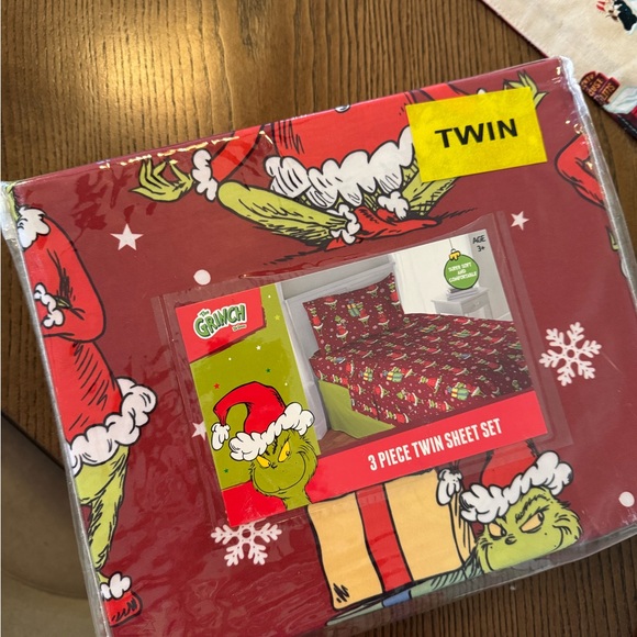 Grinch 3-Piece Twin Sheet Set - Picture 6 of 6